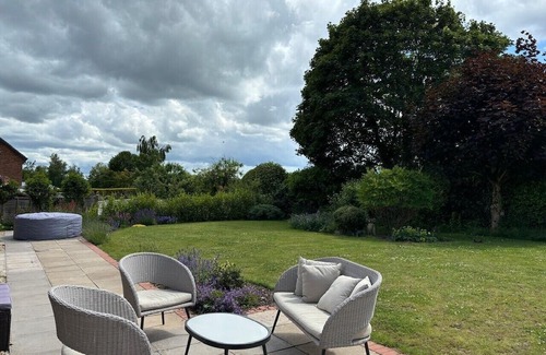 Taunton Casa | Beautiful bungalow with a sauna, hot tub and games, close to town and walks