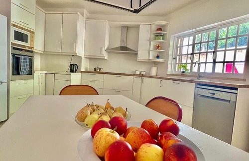 Charneca da Cotovia Casa | Villa Figueira - Propriedade a 5 Minutos das Praias com Grande Jardim