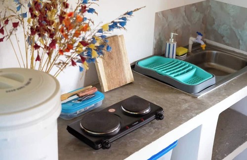 El Paredon Casa | Loros Bungalow kitchen, private pool "AZURA"
