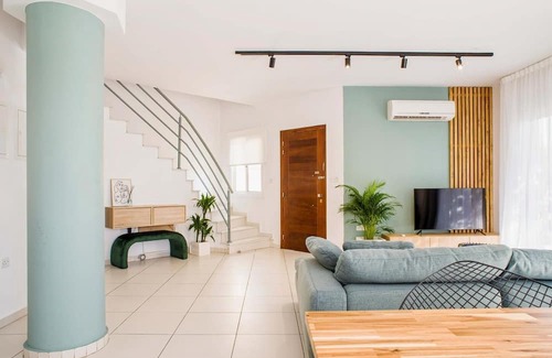 Ypsonas Apartamento | Lambis House - Three Bedroom Apartment, Sleeps 6