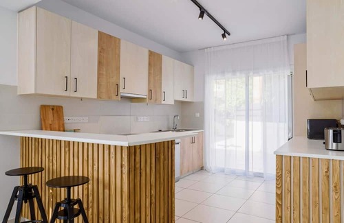 Ypsonas Apartamento | Lambis House - Three Bedroom Apartment, Sleeps 6