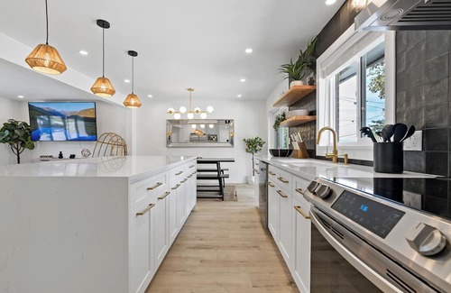 Scenic Heights Casa | 5 Beds 4 Baths.15 Mins to DT Denver. Property in Arvada with many amenities!