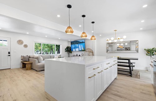 Scenic Heights Casa | 5 Beds 4 Baths.15 Mins to DT Denver. Property in Arvada with many amenities!
