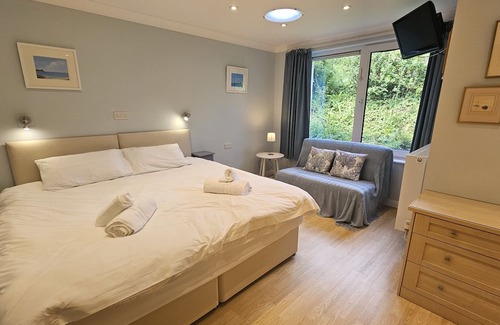 St. Mawes Cabaña | Sunnybanks - a holiday home that sleeps 8 guests in 4 bedrooms