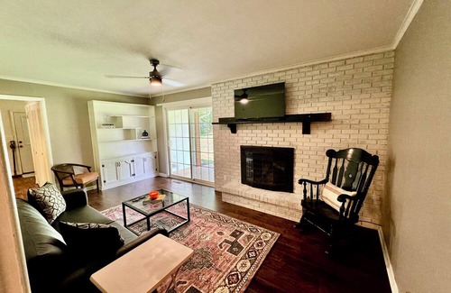 Clarksville Casa | Spacious and Stylish 4bd house with large backyard near campus, downtown, trails