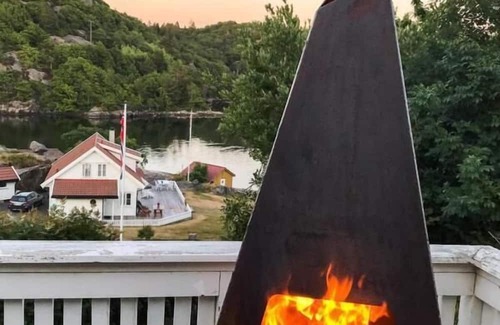 Farsund Casa | Holiday home "Lyngsvag" on Lyngsvagfjorden near Farsund -Spind, southern Norway, in an exceptionally beautiful location, Internet WLAN, 120 m² living space, sunny and sheltered holiday spot on the Farsund archipelago, chic furnishings, 3 bedrooms.