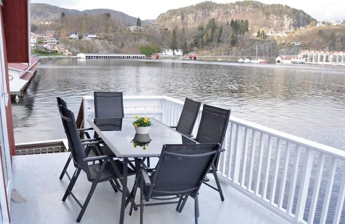 Flekkefjord Apartamento | Holiday apartment "Fagerstrand 1", in Flekkefjord, southern Norway, in a beautiful location directly on the water, 4-6 persons, open living-dining area, 2 bedrooms, 1 loft with double mattress, 1 bathroom, Internet, own small veranda with access t...