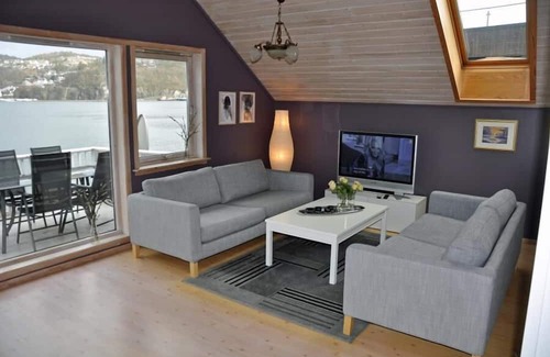 Flekkefjord Apartamento | Holiday apartment "Fagerstrand 1", in Flekkefjord, southern Norway, in a beautiful location directly on the water, 4-6 persons, open living-dining area, 2 bedrooms, 1 loft with double mattress, 1 bathroom, Internet, own small veranda with access t...