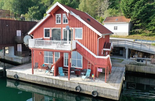 Flekkefjord Apartamento | Holiday apartment "Fagerstrand 1", in Flekkefjord, southern Norway, in a beautiful location directly on the water, 4-6 persons, open living-dining area, 2 bedrooms, 1 loft with double mattress, 1 bathroom, Internet, own small veranda with access t...
