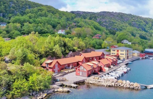 Spangereid Casa | Holiday home "Ramsland Brygge 5", on the fjord Ramslandsvågen near Ramsland, Spangereid-Lindesnes, southern Norway, max 4 adults child, 2 bedrooms, 1 bathroom, boat mooring at the jetty in front of the house, terrace at the house, final cleaning .