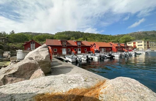Spangereid Casa | Holiday home "Ramsland Brygge 5", on the fjord Ramslandsvågen near Ramsland, Spangereid-Lindesnes, southern Norway, max 4 adults child, 2 bedrooms, 1 bathroom, boat mooring at the jetty in front of the house, terrace at the house, final cleaning .