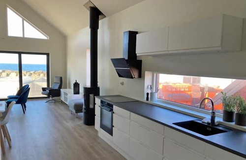 Vestbygd Casa | Holiday home 'Lista Maritim 5', built 2021, at the guest harbor in Borhaug-Borshavn near Farsund, Listafjorden, southern Norway, 7+2 persons, 135 m² living space, panoramic windows and south-facing balcony. south-facing balcony, modern furnishing.