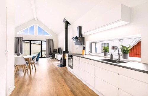 Vestbygd Casa | Holiday home 'Lista Maritim 5', built 2021, at the guest harbor in Borhaug-Borshavn near Farsund, Listafjorden, southern Norway, 7+2 persons, 135 m² living space, panoramic windows and south-facing balcony. south-facing balcony, modern furnishing.