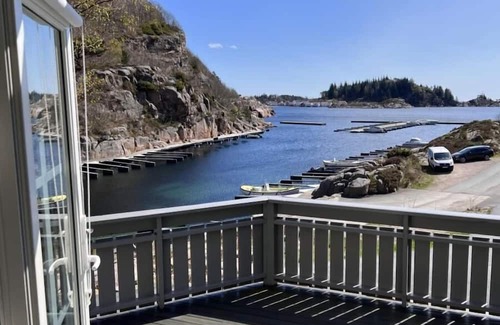 Lindesnes Casa | Holiday home Mona in Lussevika, new addition 2024, near Spangereid-Lindesnes, southern Norway, , max. 6 adults, own boat mooring, approx. 100 m² living space, 3 bedrooms, charming and tasteful furnishings, large veranda with fjord view, terrace f.