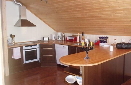Vevelstad Casa | Cottage "Stokkasjøen Rorbu", 8870 Visthus, Norway - Nordland, southern North Norway, Helgeland coast, 5 persons, 2 living levels, 1 kitchen, 2 bathrooms, 3 bedrooms, Internet Wlan, directly on the water, non-smoking, 85 sqm living area etc., vaca.