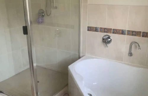 Cashmere Casa | Private Room in quiet Cashmere, Moreton Bay