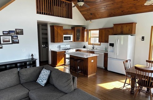 Milan Cabina | Cozy cabin on family farm. Surrounded by nature, yet close to the Quad Cities.