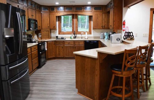 Stroudsburg Cabina | Pickle-ball & Volleyball Courts, In Ground Heated Pool, Central but Secluded