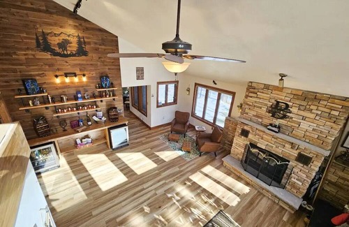 Stroudsburg Cabina | Pickle-ball & Volleyball Courts, In Ground Heated Pool, Central but Secluded