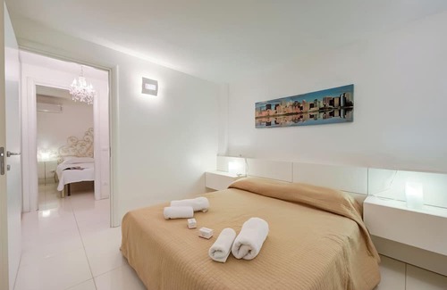 Gaino Apartamento | Casa Oleandri with pool and lake view