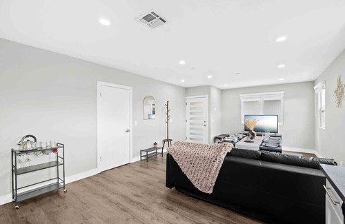 Vernon Apartamento | Premium 3BR, 2BA Luxury Stay with Modern Amenities