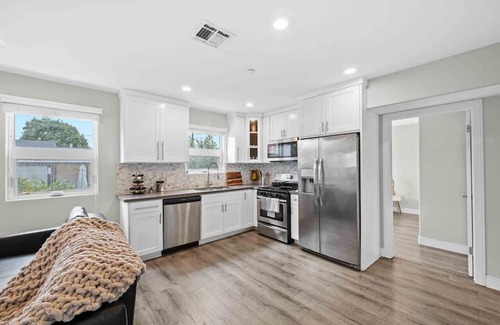 Vernon Apartamento | Premium 3BR, 2BA Luxury Stay with Modern Amenities