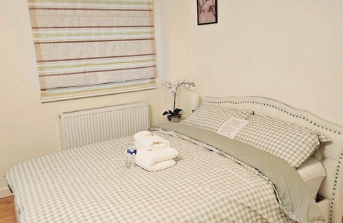 Stone Casa | Clean cosy& Large Bedroom in Dartford - Close to all amenities & Central London