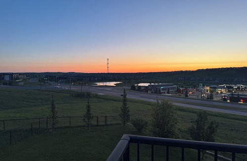 Kincora Casa | Lakeview Home: 2 Suites, King Beds, Central A/C, Jacuzzi, 80-mins to Banff
