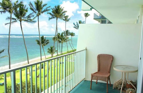 Punaluu Apartamento | Palm Beachfront | Amazing view, Pool, beach gear