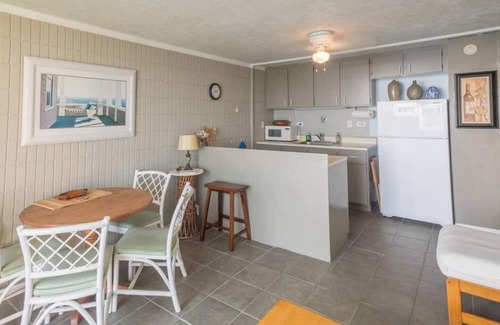 Punaluu Apartamento | Palm Beachfront | Amazing view, Pool, beach gear