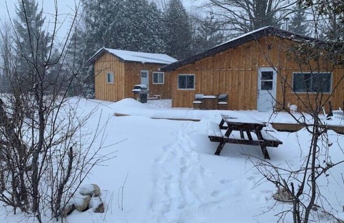Grey Highlands Chalet De Esquí | Private 5 Acre Chalet with Bunkie & Sauna - Rated 4.9 with 100 Reviews on Airb&b