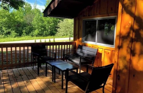 Grey Highlands Chalet De Esquí | Private 5 Acre Chalet with Bunkie & Sauna - Rated 4.9 with 100 Reviews on Airb&b