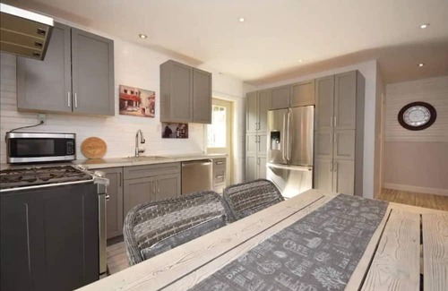 Cobourg Cabina | Welcome to our charming 2-bedroom, 1-bathroom home in the heart of downtown Cobourg