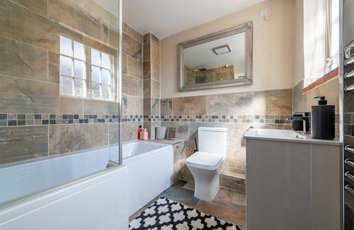Glentham Cabaña | Discover Lincolnshire with a quaint cottage stay.