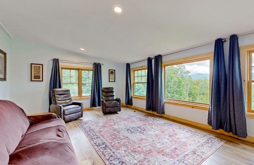 Franconia Casa | Cozy two-story mountain home with beautiful views & furnished patio