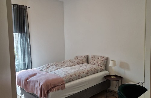 Sogndal Apartamento | Cozy apartment in the center of Sogndal, right by the sea and with its own patio