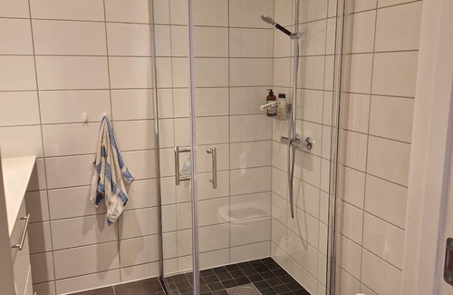 Sogndal Apartamento | Cozy apartment in the center of Sogndal, right by the sea and with its own patio
