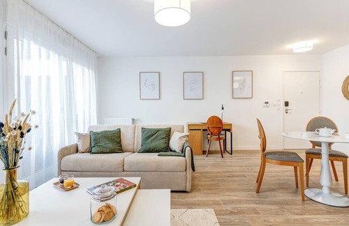 Rueil-Malmaison Apartamento | Very nice 2-room apartment in the center of town. Access by bus, RER
