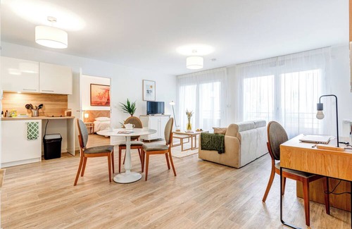 Rueil-Malmaison Apartamento | Very nice 2-room apartment in the center of town. Access by bus, RER