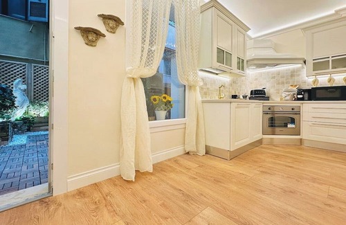 Rione III Colonna Apartamento | ECHOES OF ANCIENT ROME: A GLIMPSE INTO MODERN COMFORT AND HISTORY, SPANISH STEPS