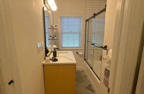 Fulton Casa | Charming 2-bed Suite with AC &WiFi ^^50th & France ONLY 1m to Lake Harriet!!