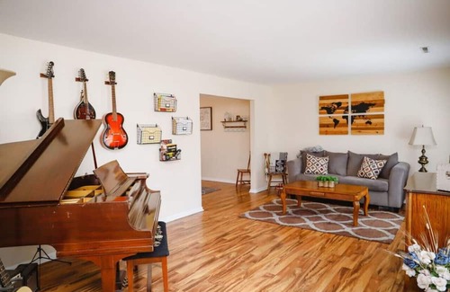 Hampton Casa | Dog Lover's Haven - Room in the Heart of Hampton