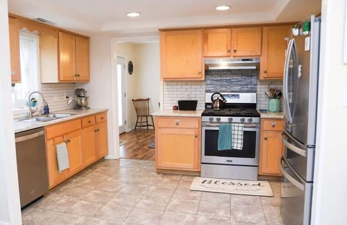 Hampton Casa | Dog Lover's Haven - Room in the Heart of Hampton