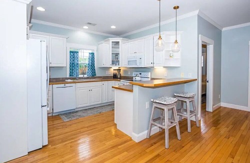 Southport Cabaña | Charming 3-bedroom cottage with Hot Tub in lovely Southport!