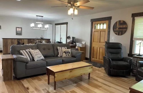 Maysville Otro | Relax after boating Lake Cumberland or enjoying Somernites Cruise In with the whole crew at our picturesque 100 acre Farm!
