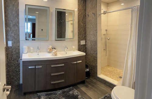 Elmwood Park Apartamento | Modern Beauty- 3BR/2BA Apt. 10 miles from NYC. Natural Gas Grill & Fire Pit.