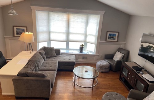 Elmwood Park Apartamento | Modern Beauty- 3BR/2BA Apt. 10 miles from NYC. Natural Gas Grill & Fire Pit.