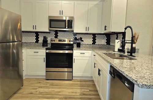 Southside Casa | Stunning & Spacious Sleeps 16 BMT Graduations
