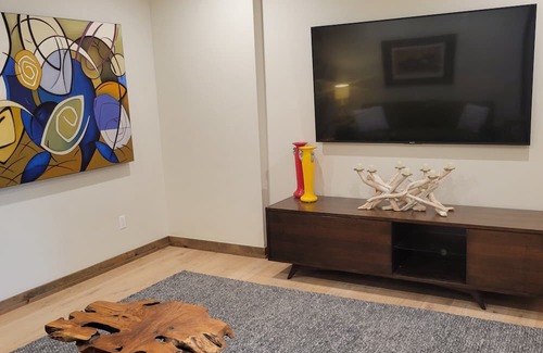 Three Peaks Casa | Views! 2024 built home. Avail Sept 2024, Summer 2025, ELEVATOR. 3 KING BEDS