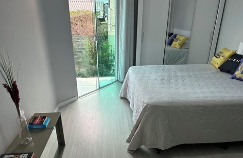 Capoeiras Casa | Quarto Confortável em Casa Grande